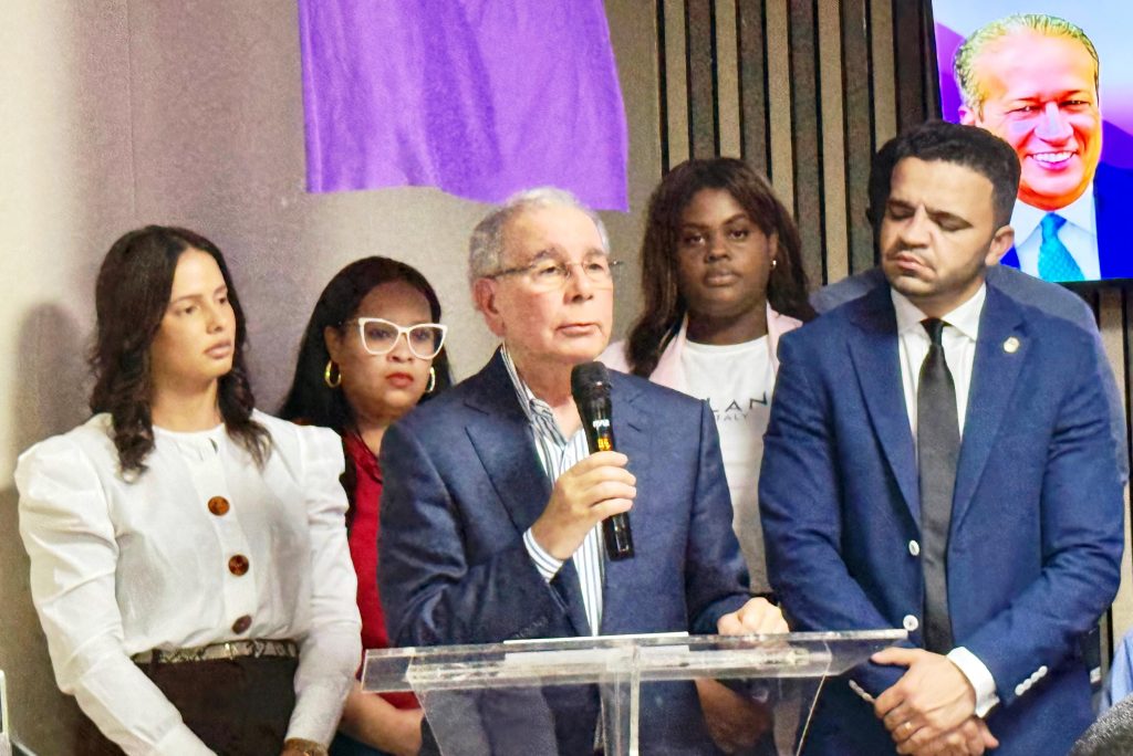 danilo-medina-comienza-en-sc-visitas-a-provincias-y-pide-a-dirigentes-pld-hacer-oposicion-politica-juntos-al-pueblo