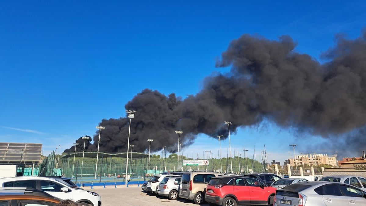 se-registra-fuerte-incendio-en-parque-acuatico-de-malaga,-espana