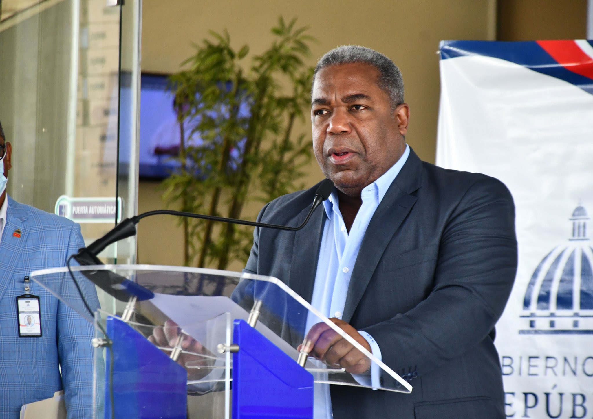 tony-pena-sale-en-su-defensa-tras-ser-criticado-por-entrega-de-bonos-en-centros-de-salud