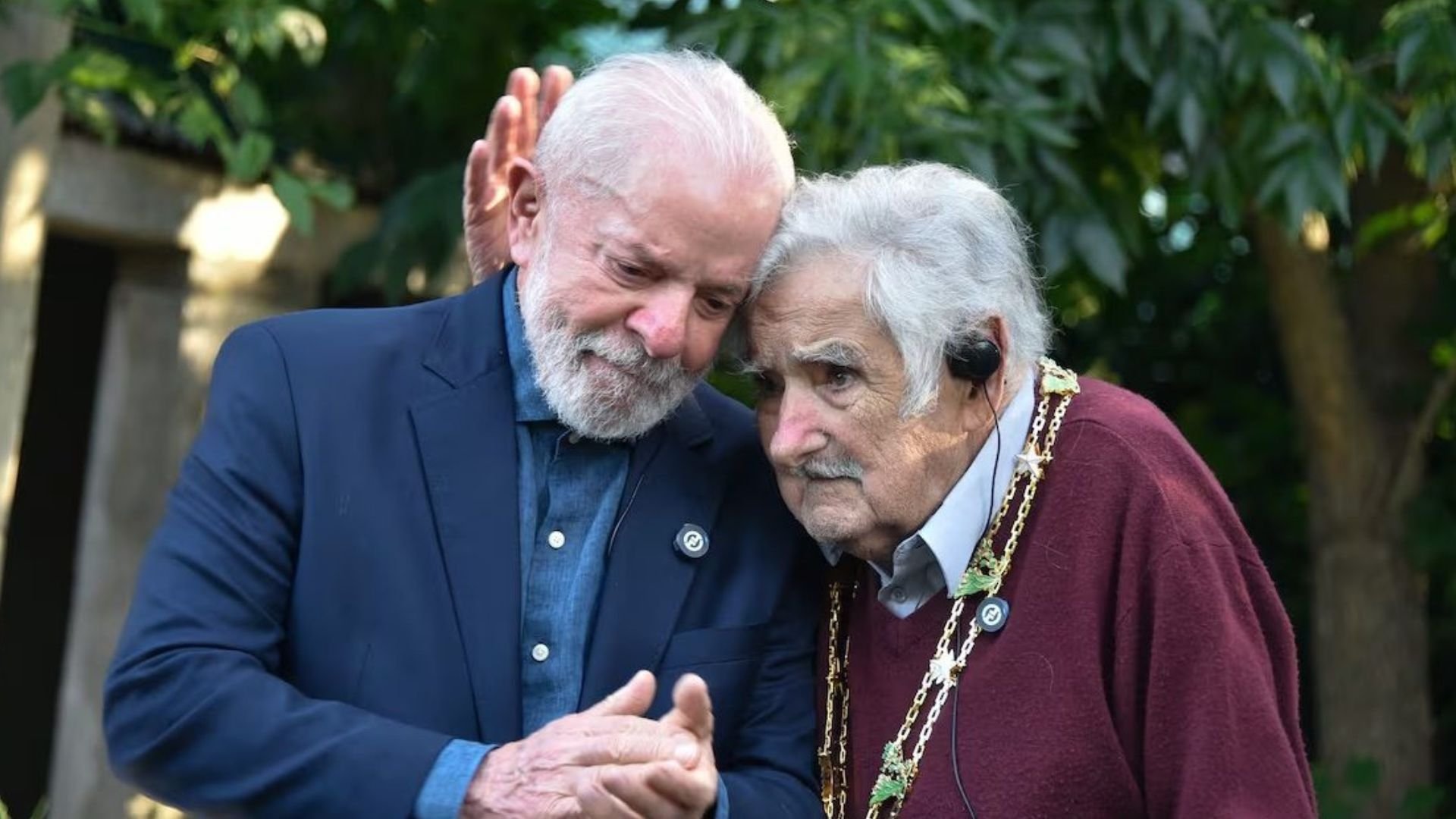 presidente-de-brasil-condecora-a-expresidente-uruguayo,-jose-mujica