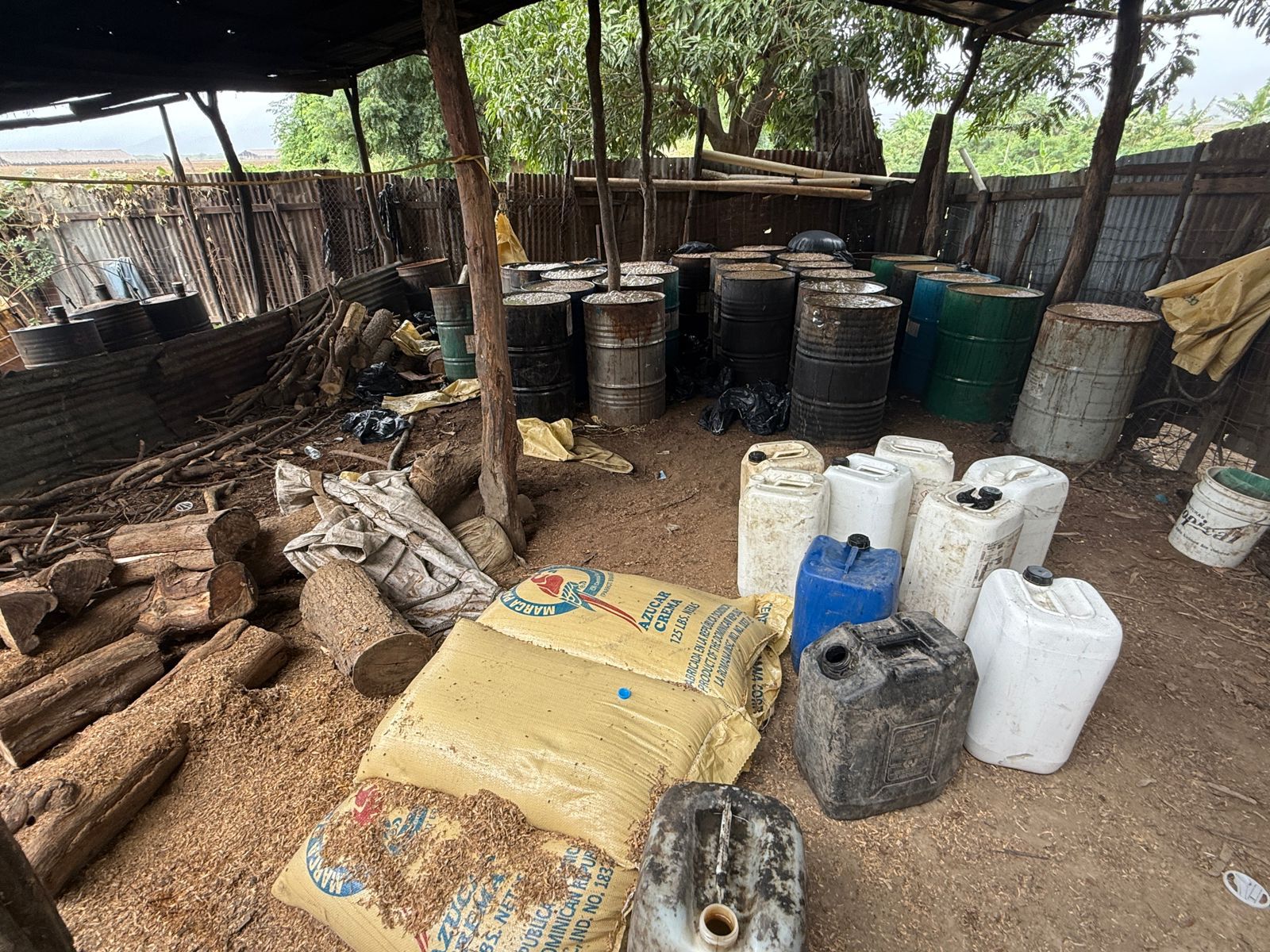 video:-autoriades-decomisan-mas-de-2,600-galones-de-bebidas-adulteradas-en-navarrete
