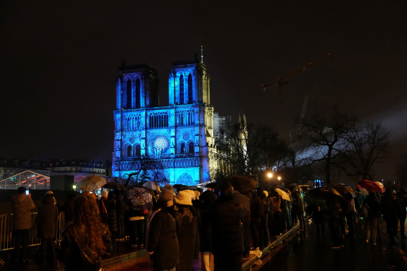 video:-notre-dame-abre-sus-puertas,-el-organo-resuena-y-paris-recupera-su-catedral