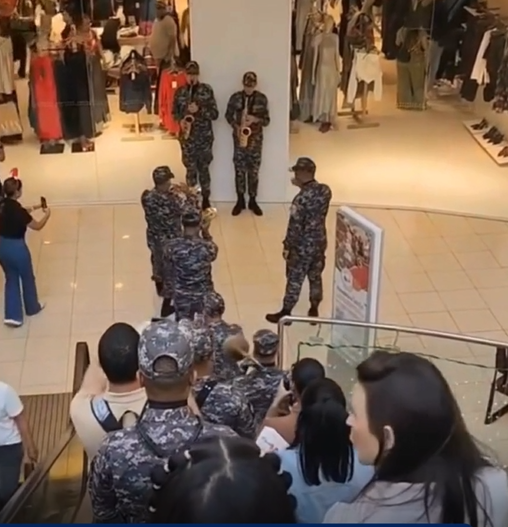video:-banda-musical-de-la-pn-a-ritmo-de-“villancicos-navidenos”-lleva-alegria-a-visitante-de-plaza-comercial