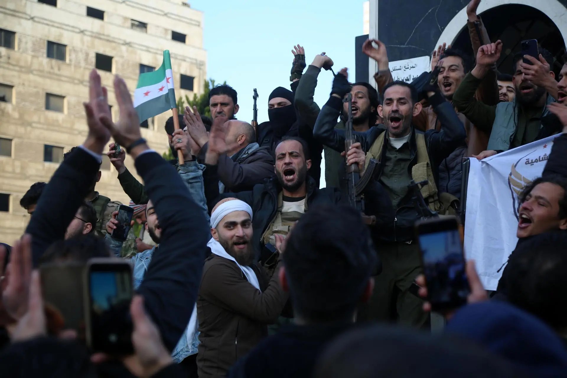 video:-sirios-salen-a-las-calles-de-damasco-y-todo-el-pais-para-celebrar-la-caida-de-al-asad