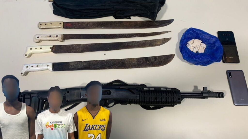incautan-fusil,-armas-blancas-y-sustancias-ilicitas-en-varios-operativos-en-villa-gonzalez