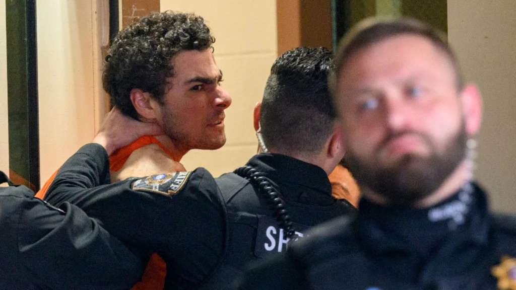 presunto-asesino-de-ceo-de-la-aseguradora-grita-que-su-caso-es-«insulto-a-la-inteligencia»