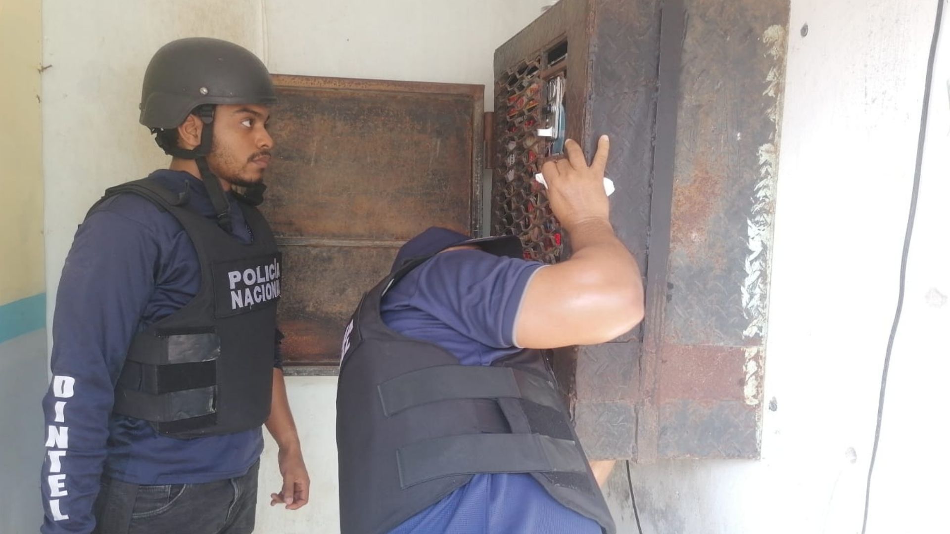 policia-ocupa-maquina-tragamonedas-durante-intervencion-en-moca
