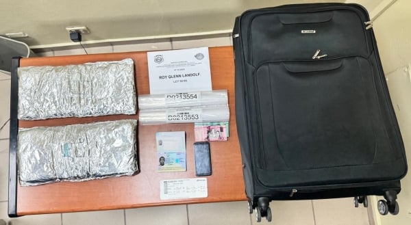 apresan-a-holandes-con-4-kilogramos-de-cocaina-en-el-aeropuerto-de-santiago