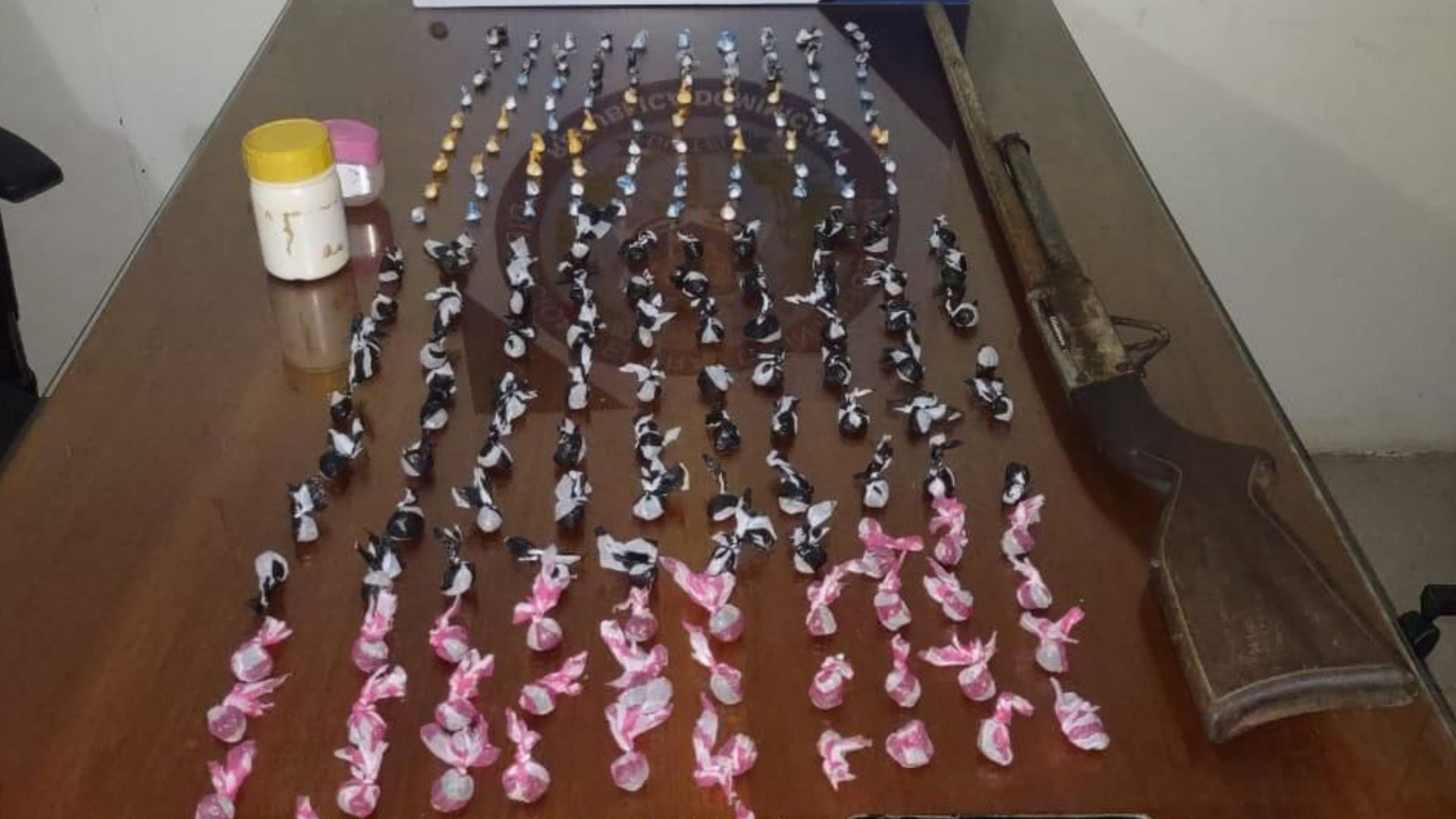 decomisan-mas-de-300-porciones-de-drogas-y-arrestan-hombre-en-el-seibo