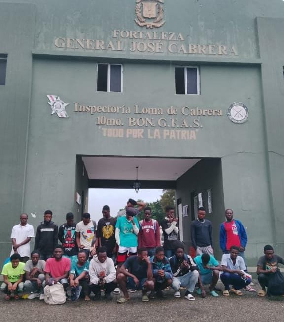 autoridades-detienen-a-23-haitianos-indocumentados-en-loma-de-cabrera