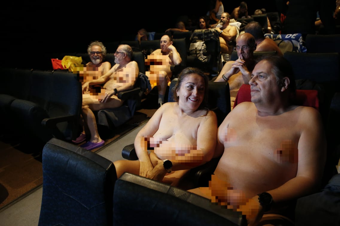 ¿te-atreverias-a-ver-una-pelicula-desnudo-en-una-sala-de-cine?