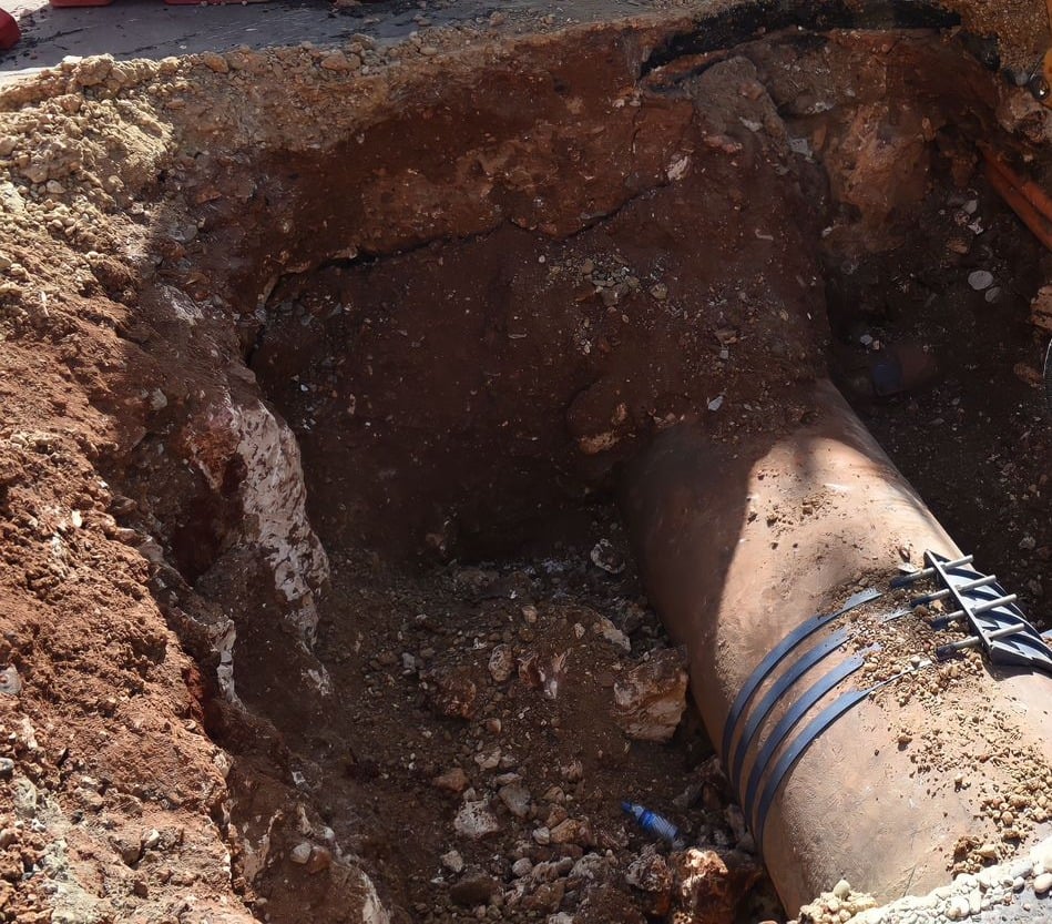 video:-cecom-excava-supuesto-deposito-de-combustible-que-resulto-ser-un-tanque-de-agua-en-elias-pina