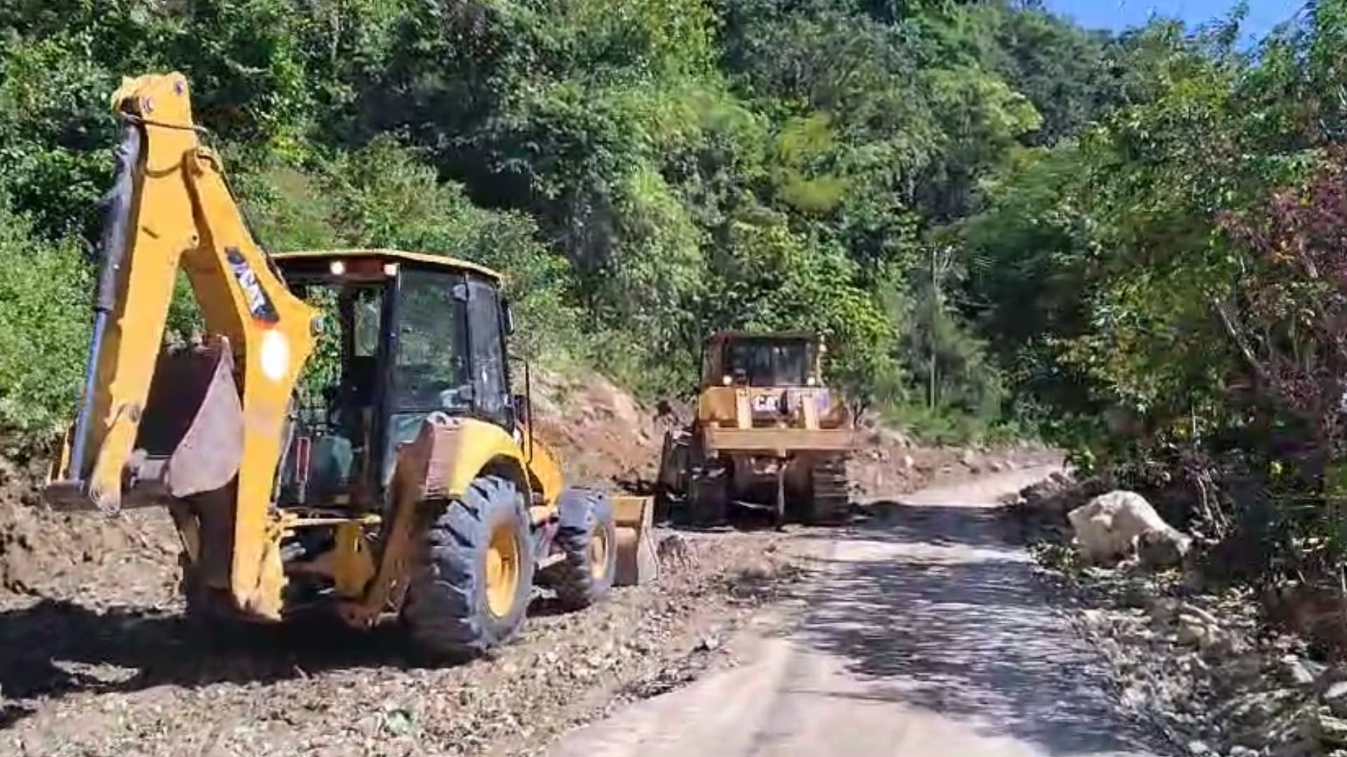 obras-publicas-inicia-trabajo-de-asfaltado-en-carretera-neiba-el-aguacate
