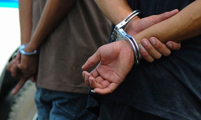 video:-autoridades-ocupan-fusil-ilegal-y-apresan-a-dos-personas-en-moca