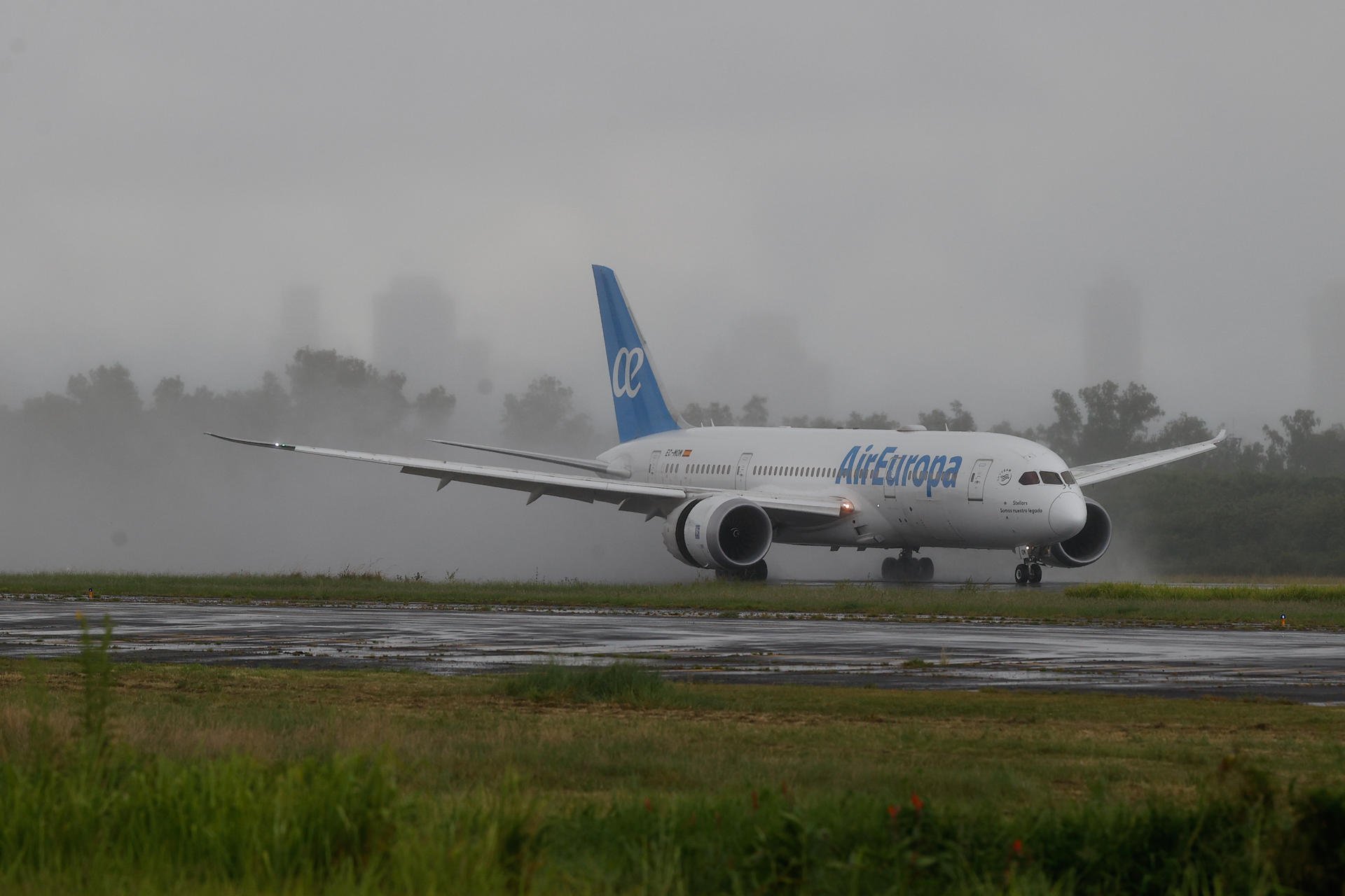 problema-tecnico-en-un-motor-hace-que-avion-con-destino-a-madrid-aterrice-en-paraguay