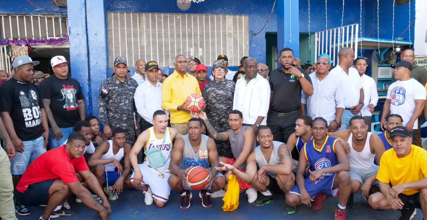 senador-julito-fulcar-comparte-con-mas-de-900-reclusos-de-carcel-de-bani-en-almuerzo,-juego-de-baloncesto,-ajedrez-y-domino
