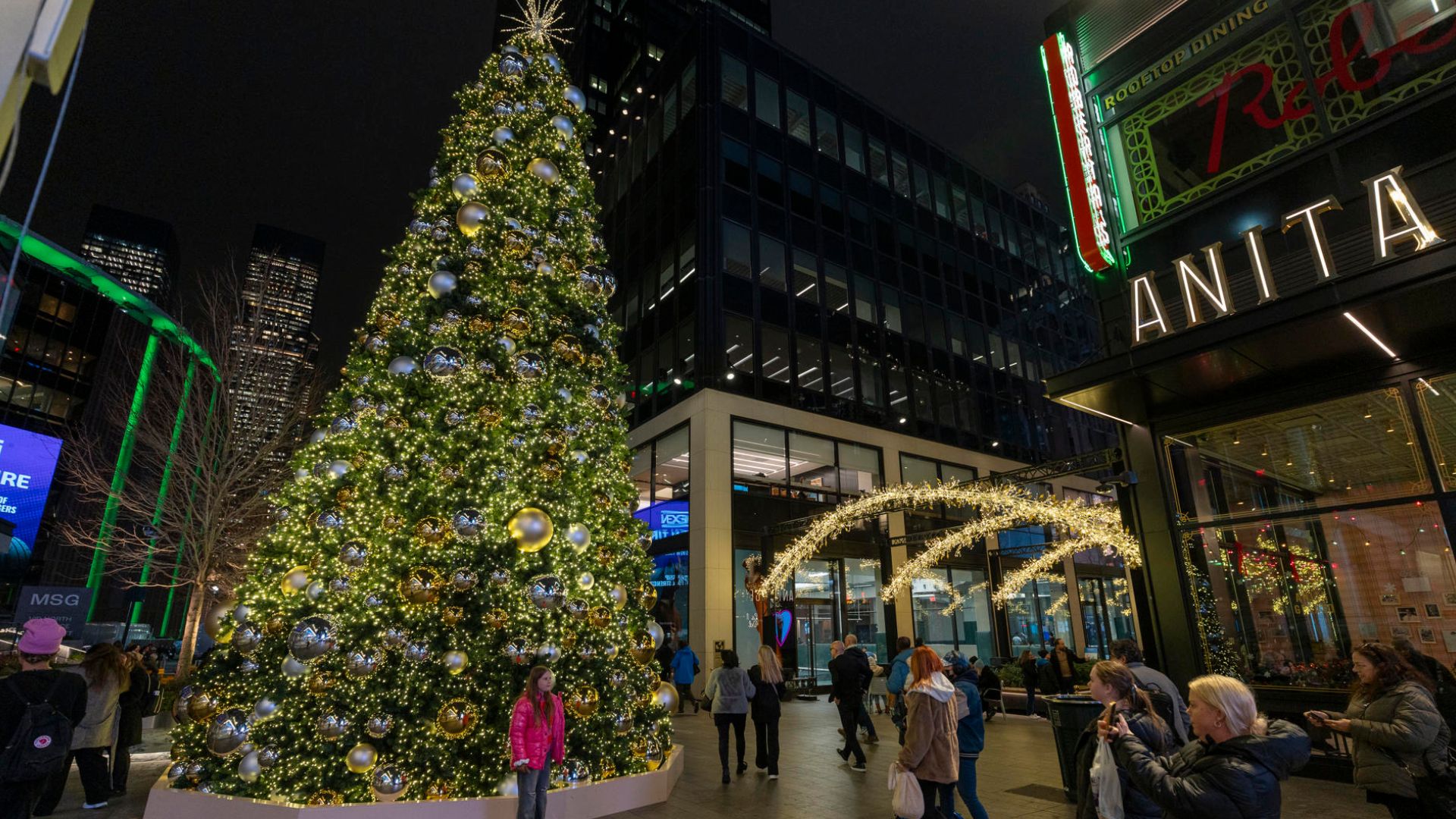nueva-york-se-tine-de-colores,-brillo-y-esplendor-para-las-festividades-navidenas-2024
