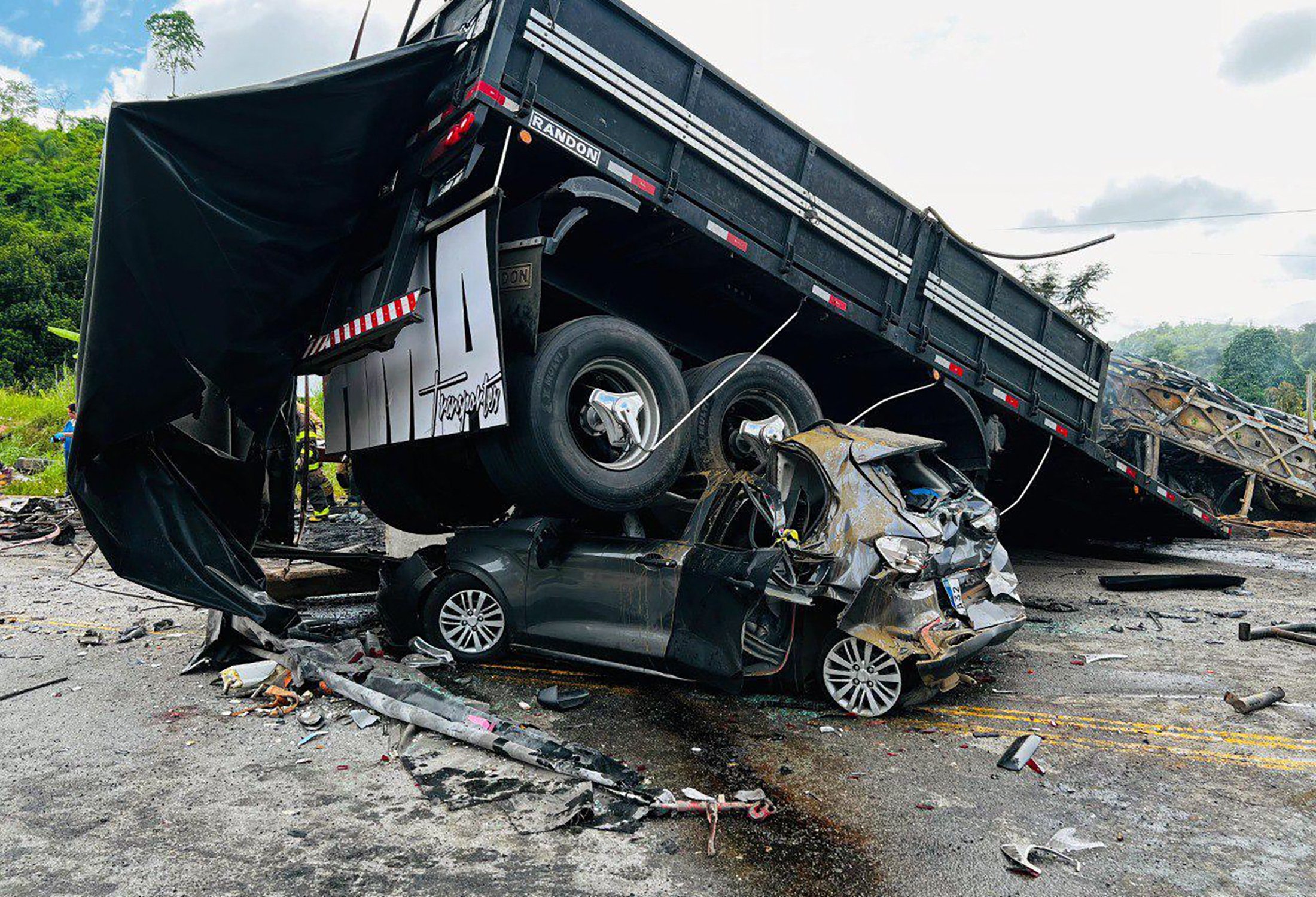 mueren-22-personas-tras-incendiarse-autobus-en-accidente-en-brasil