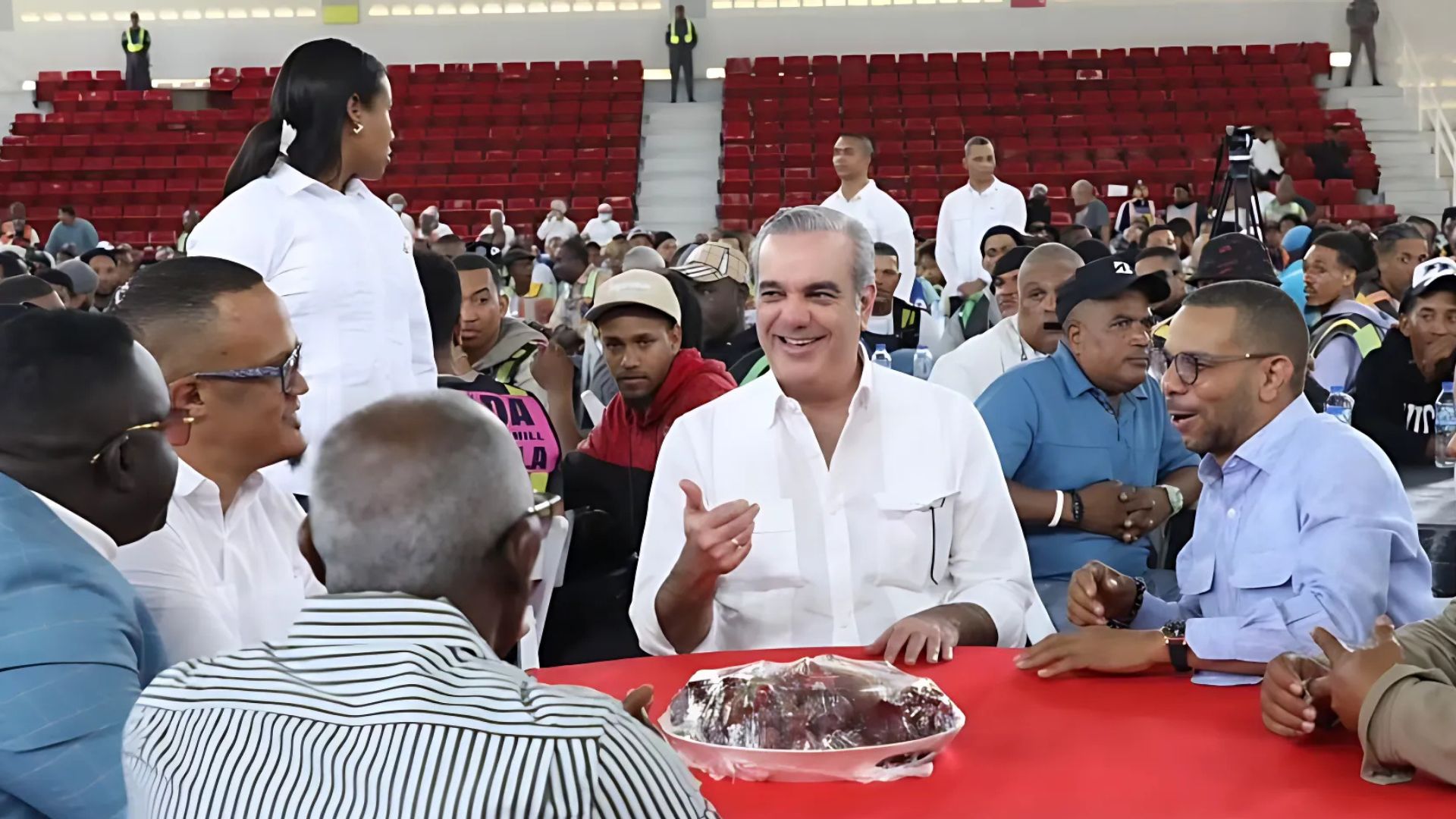 presidente-sostiene-almuerzo-navideno-con-cientos-de-motoconchistas
