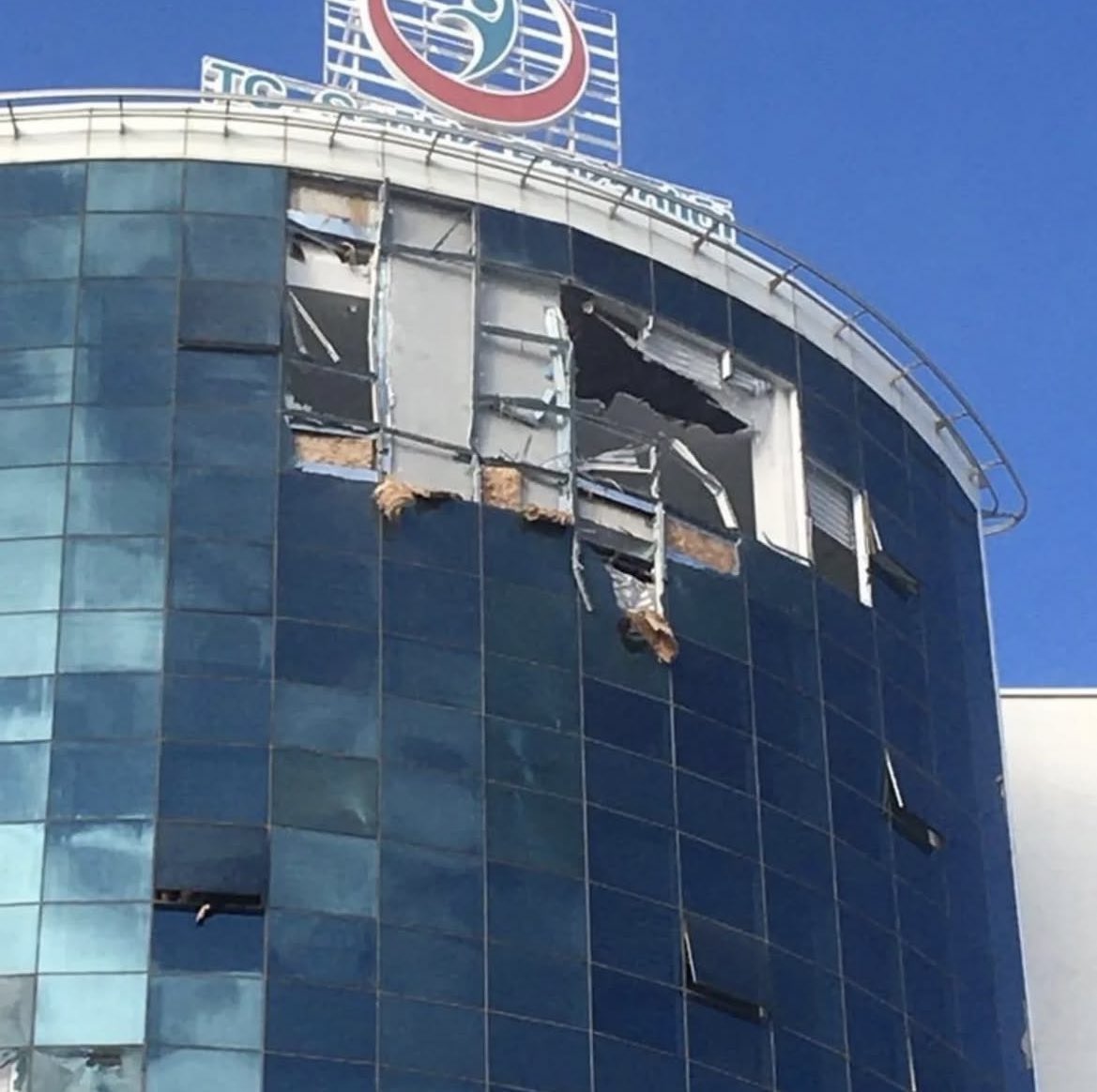 cuatro-personas-pierden-la-vida-al-estrellarse-un-helicoptero-contra-hospital-en-turquia