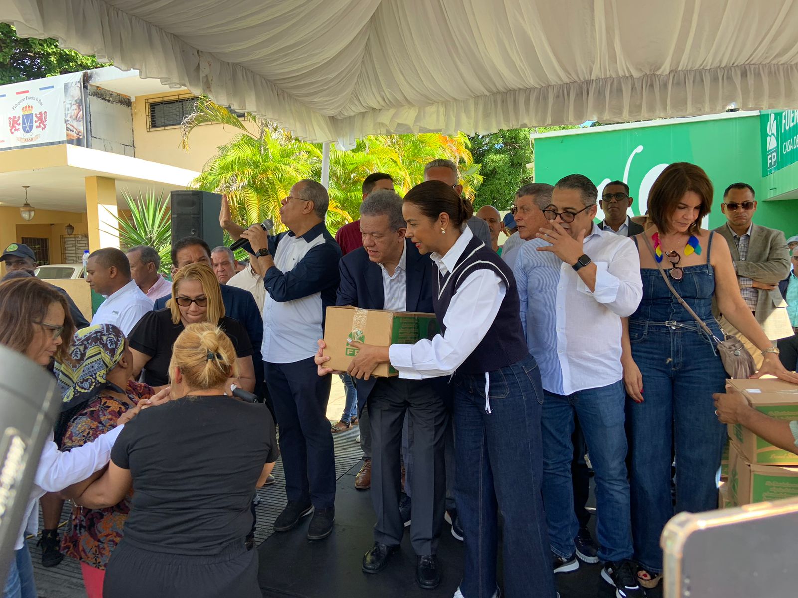 leonel-fernandez-cuestiona-transparencia-en-distribucion-de-bonos-navidenos-por-el-gobierno