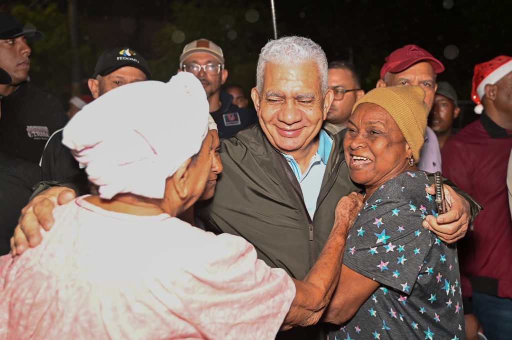 ricardo-de-los-santos-celebra-la-navidad-con-aguinaldo-en-cotui,-compartiendo-alegria-y-esperanza-con-los-residentes