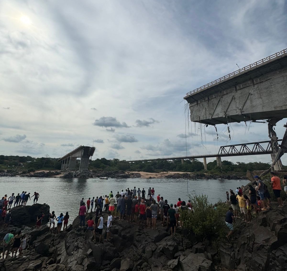 suben-a-cuatro-muertos-y-12-desaparecidos-en-derrumbe-de-puente-en-brasil