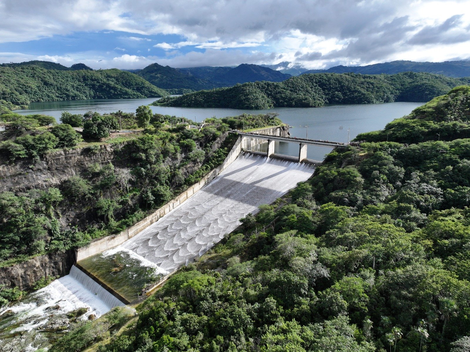 indrhi-monitorea-vertido-del-embalse-de-la-presa-moncion-tras-haber-alcanzado-nivel
