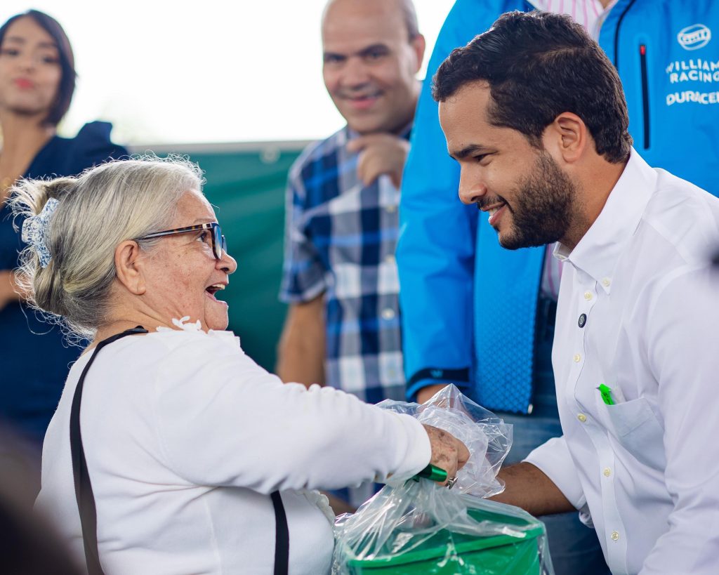 omar-fernandez-entrega-12,000-kits-de-alimentos-para-familias-vulnerables
