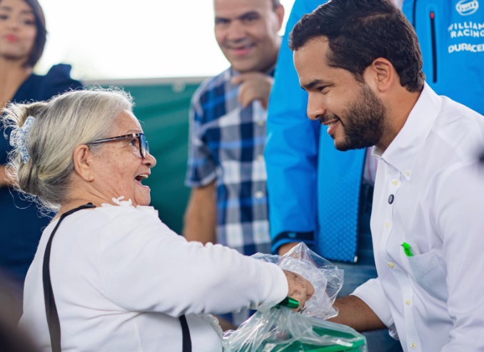 omar-fernandez-entrega-12,000-kits-de-alimentos-para-familias-vulnerables