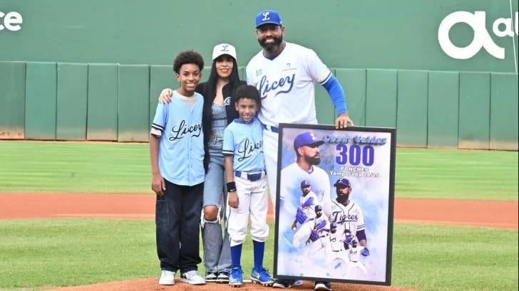 licey-honra-a-cesar-valdez-por-sus-300-ponches