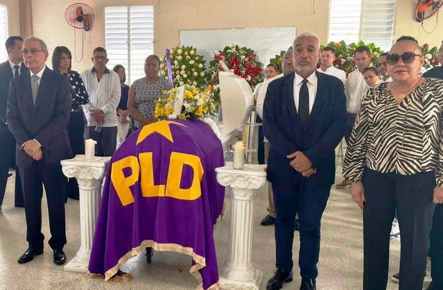 danilo-medina-hace-guardia-de-honor-en-velatorio-de-dirigente-del-pld-en-gaspar-hernandez