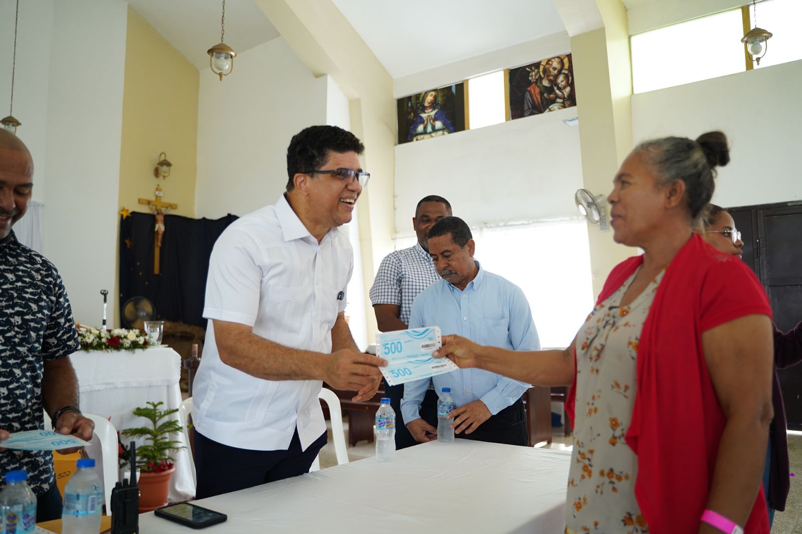 dio-astacio-entrega-bonos-a-familias-vulnerables-en-iglesias-catolicas-de-sde