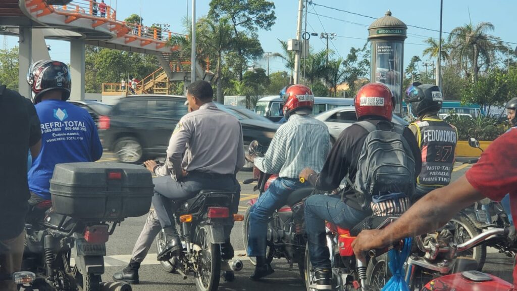 video:motoristas-denuncian-que-digesett-se-hace-de-la-vista-gorda-con-policias-y-militares-que-circulan-sin-cascos