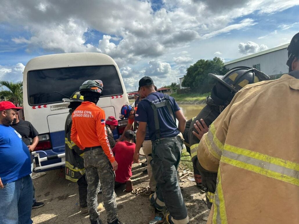 recuperan-cadaver-de-hombre-que-cayo-en-canal-de-riego-con-su-vehiculo-en-santiago