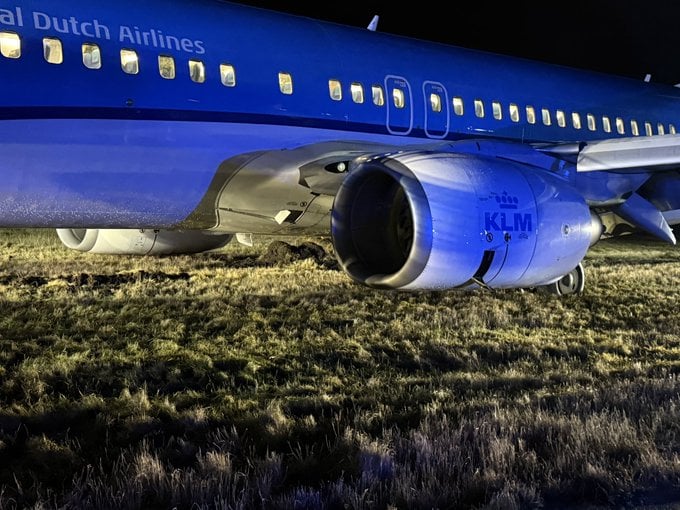 video-:-avion-se-sale-de-la-pista-en-noruega,-luego-de-aterrizaje-de-emergencia