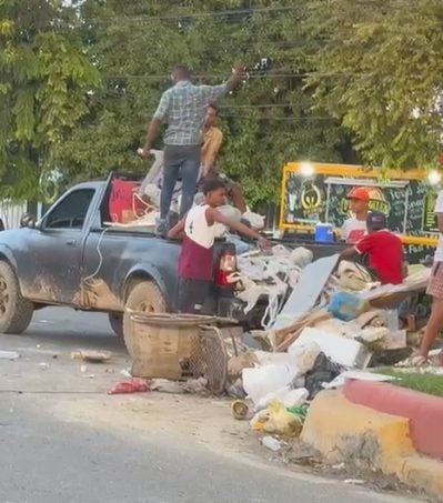 video:-captan-desaprensivos-arrojando-desechos-solidos-en-boulevard-de-sabana-perdida