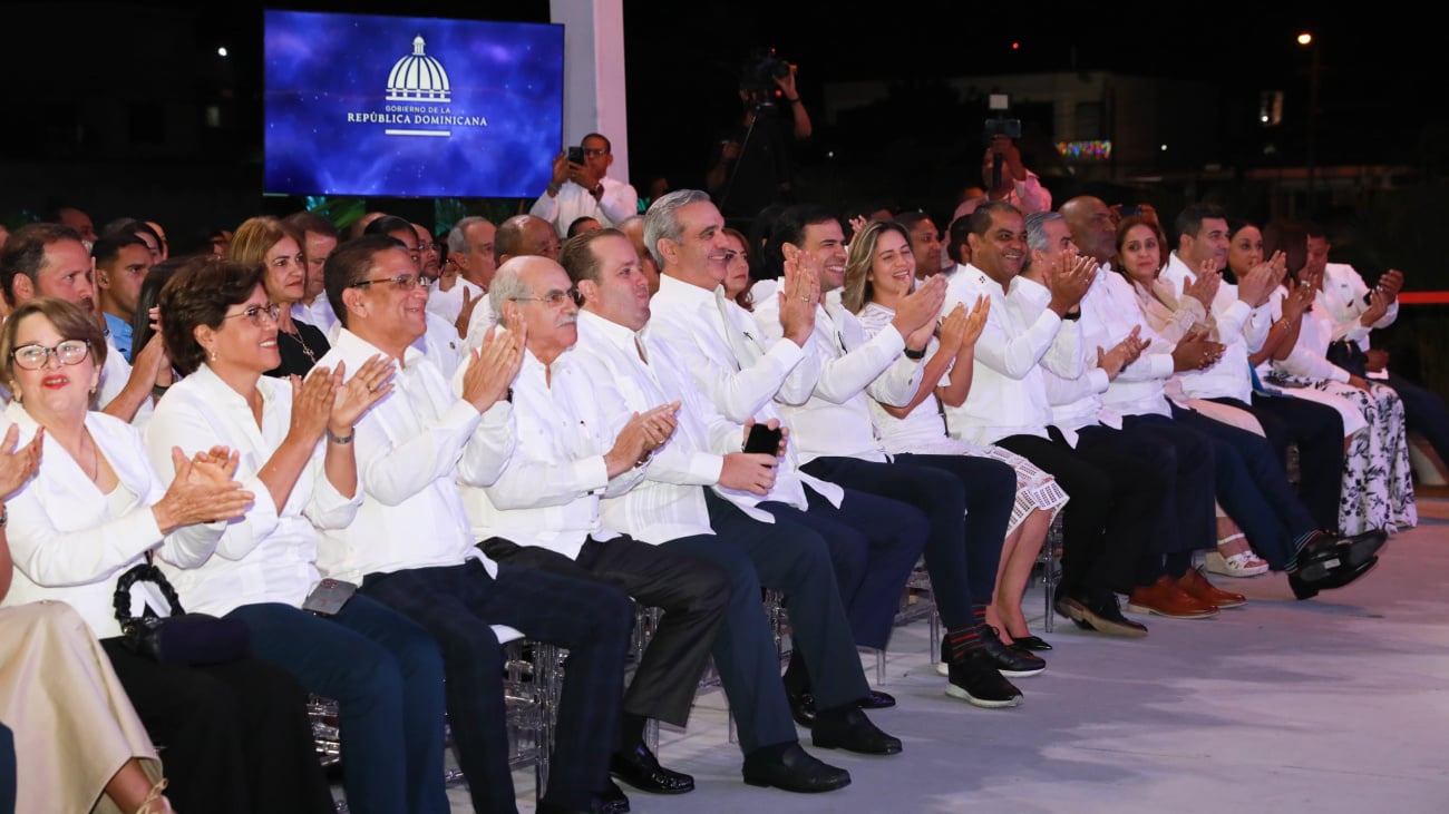 presidente-luis-abinader-lleva-orquesta-filarmonica-a-mao