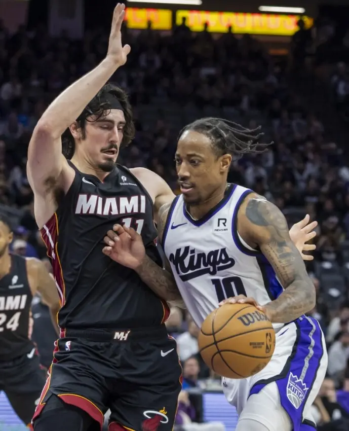demar-derozan-carga-a-cuesta-a-sacramento