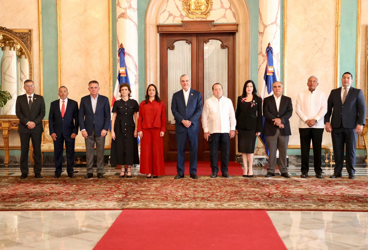 abinader-juramenta-miembros-del-consejo-consultivo-para-la-transformacion-administrativa-y-financiera-de-la-policia-nacional