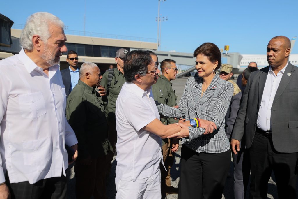 presidente-colombia-hace-escala-en-rd-en-viaje-a-haiti;-lo-recibio-la-vicepresidenta-en-el-aila