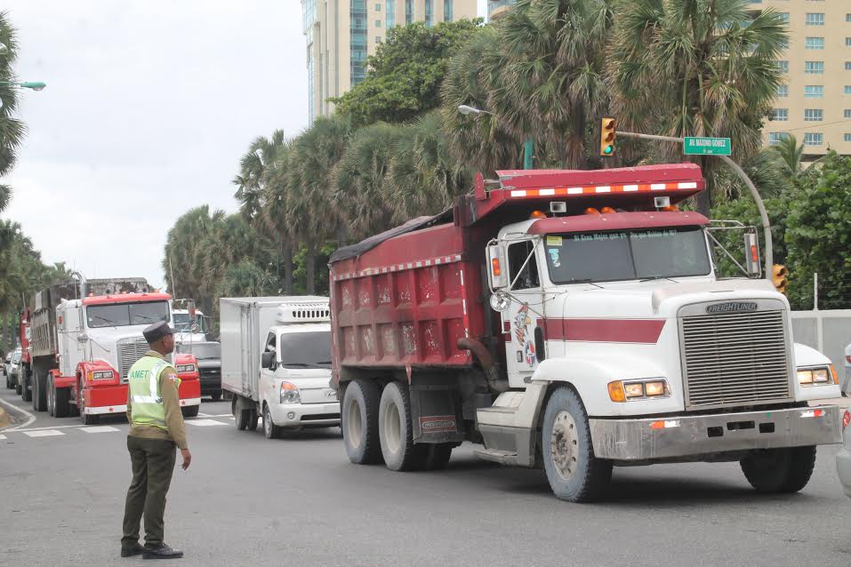 camiones-circulan-con-normalidad-por-el-malecon,-pese-a-prohibicion-del-intrant