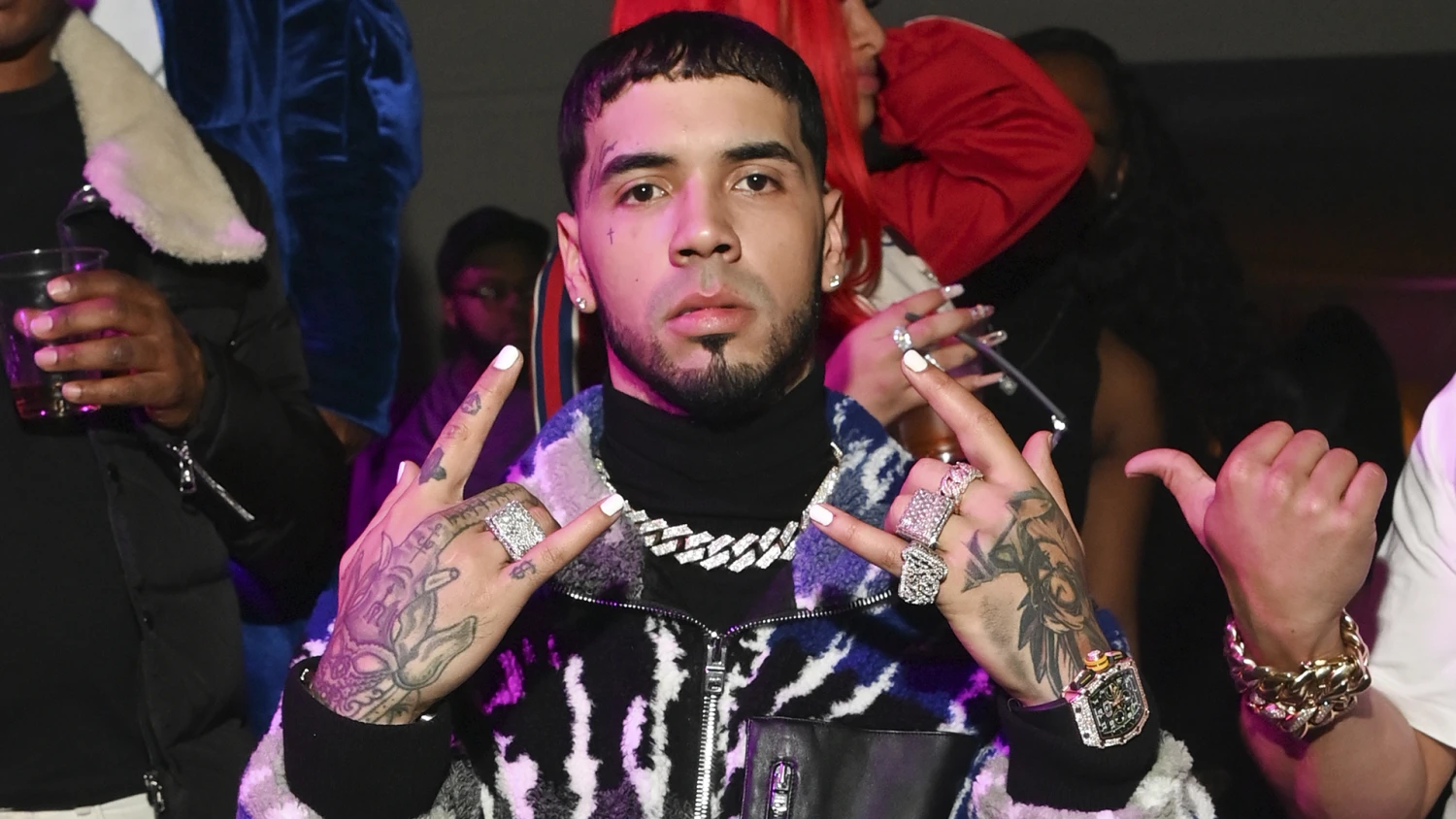 anuel-podria-estar-hospitalizado-por-una-infeccion-tras-realizarse-un-tatuaje