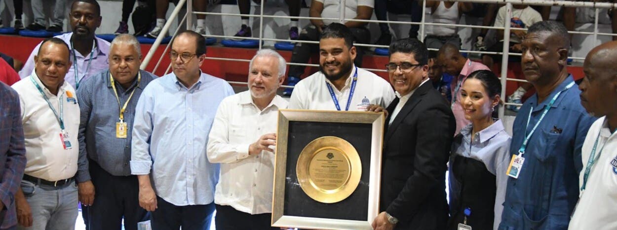 dio-astacio-pondera-la-calidad-torneo-baloncesto-de-abasado