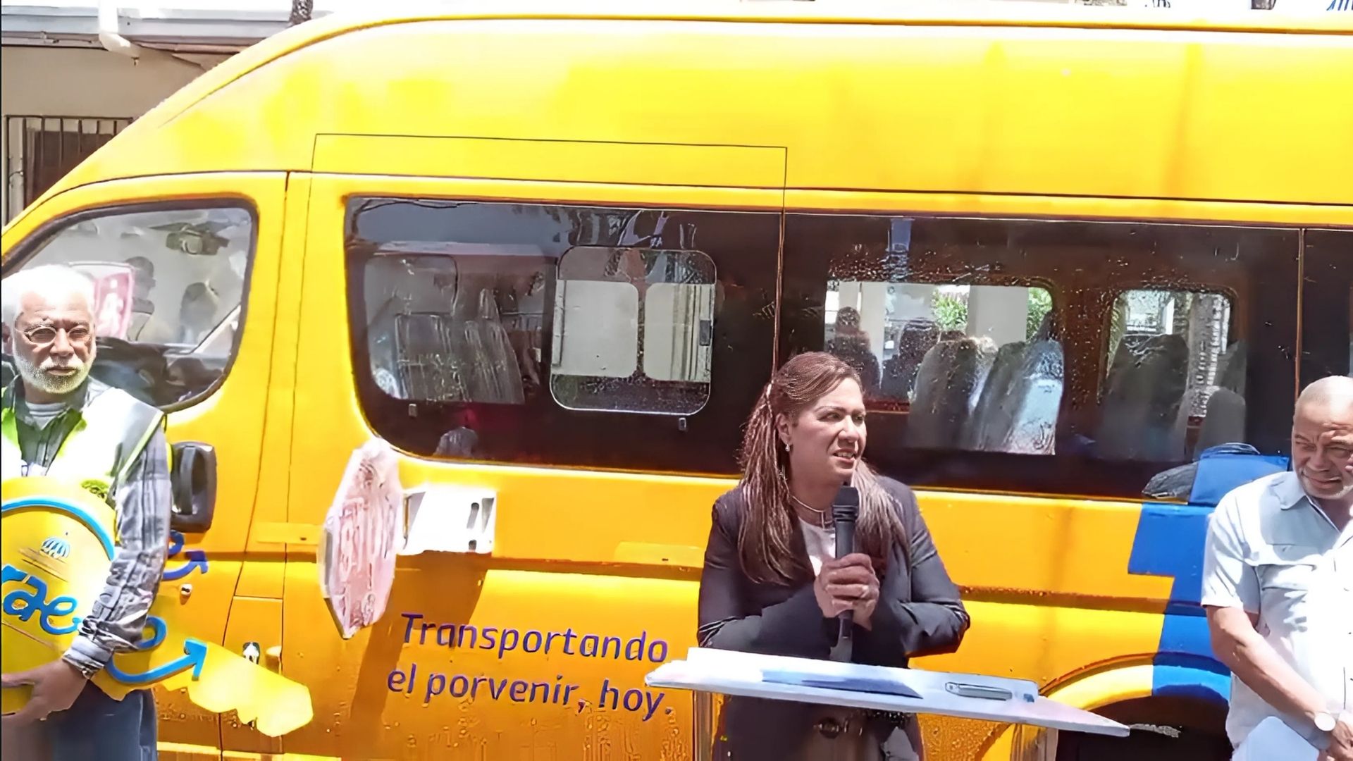 gobierno-entrega-primera-partida-de-autobuses-escolares-en-cotui