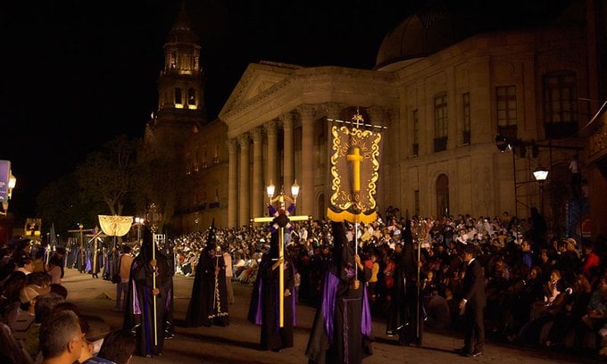 procesion-del-silencio:-una-peculiar-tradicion-de-viernes-santo-que-conmueve-al-mundo