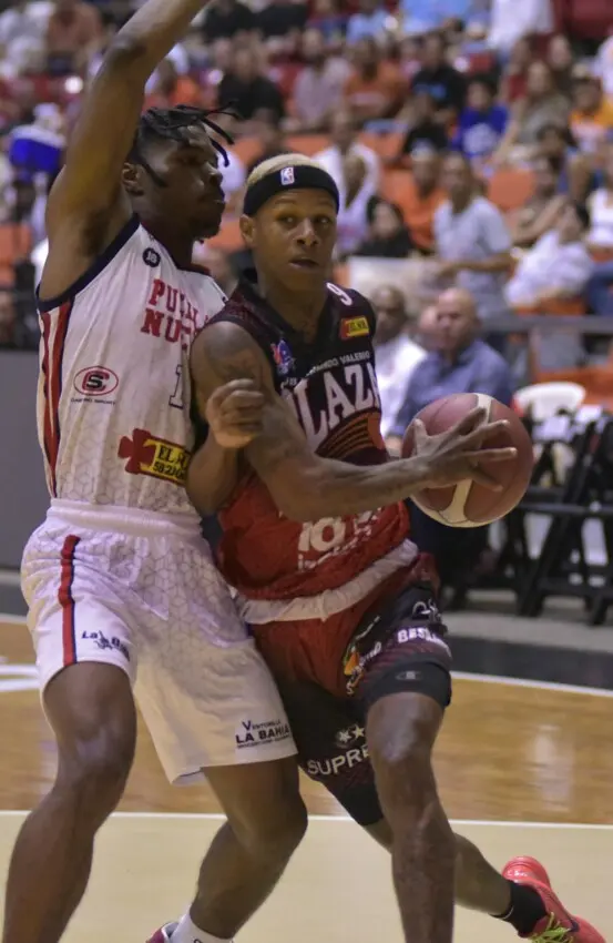 plaza-valerio-aplasta-a-pueblo-nuevo-e-iguala-la-serie-final-del-tbs-santiago-2025