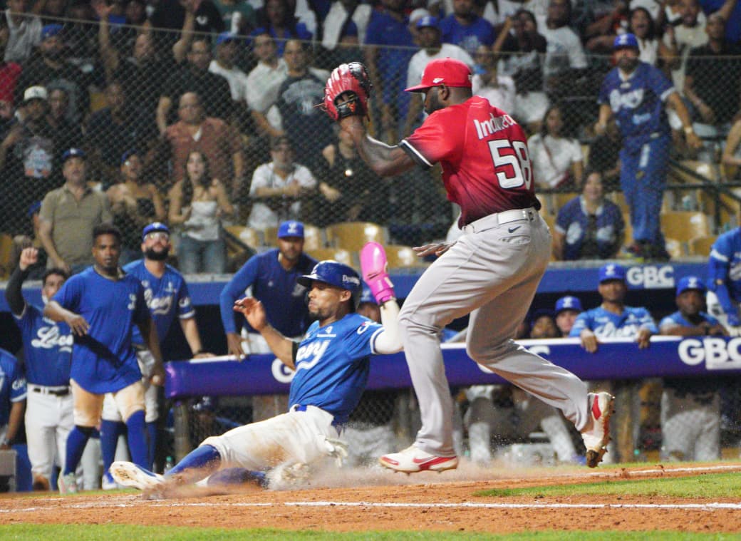 ¡el-tigre-ruge-en-la-apertura!:-licey-deja-al-escogido-en-el-terreno