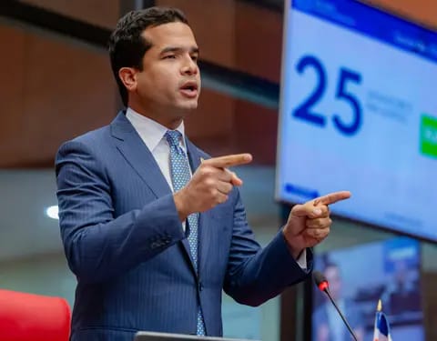 omar-fernandez-defiende-se-libere-de-impuestos-salarios-por-debajo-de-rd$52,000
