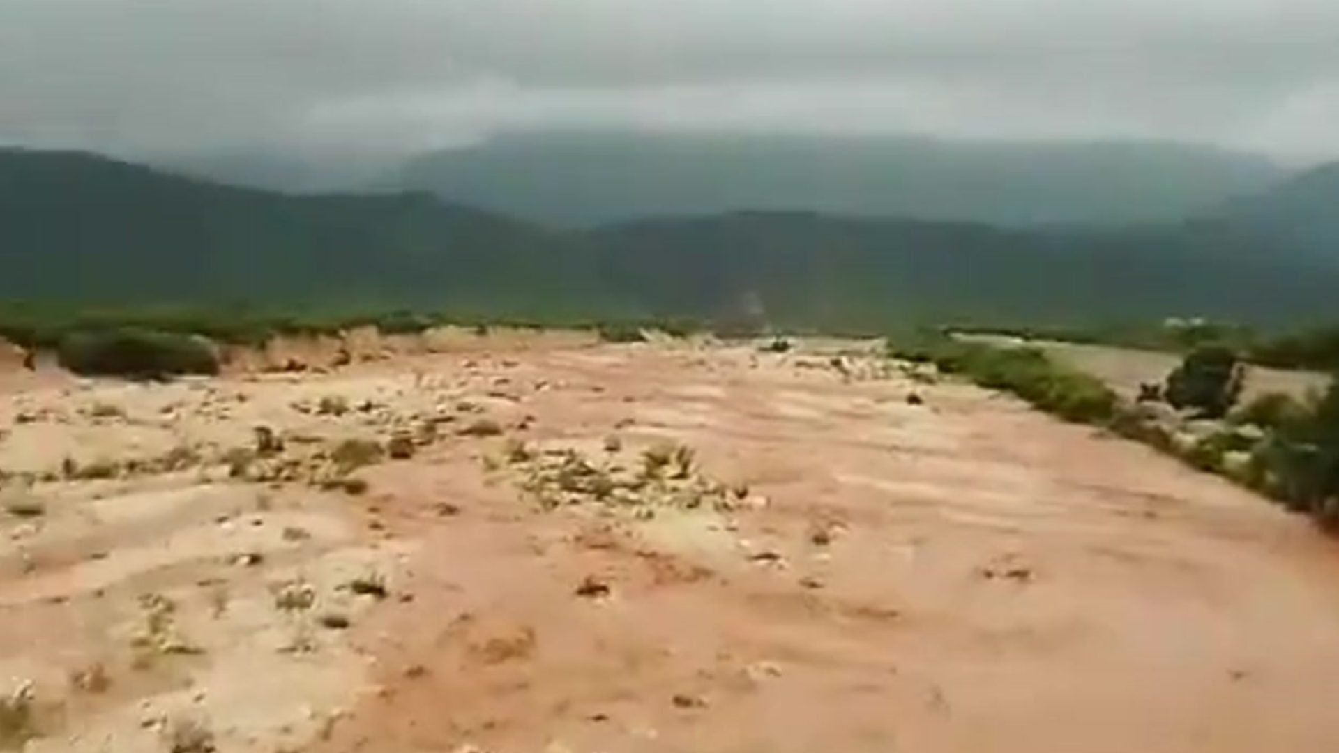 video:-crecida-del-rio-blanco-preocupa-a-residentes-de-jimani,-provincia-independencia